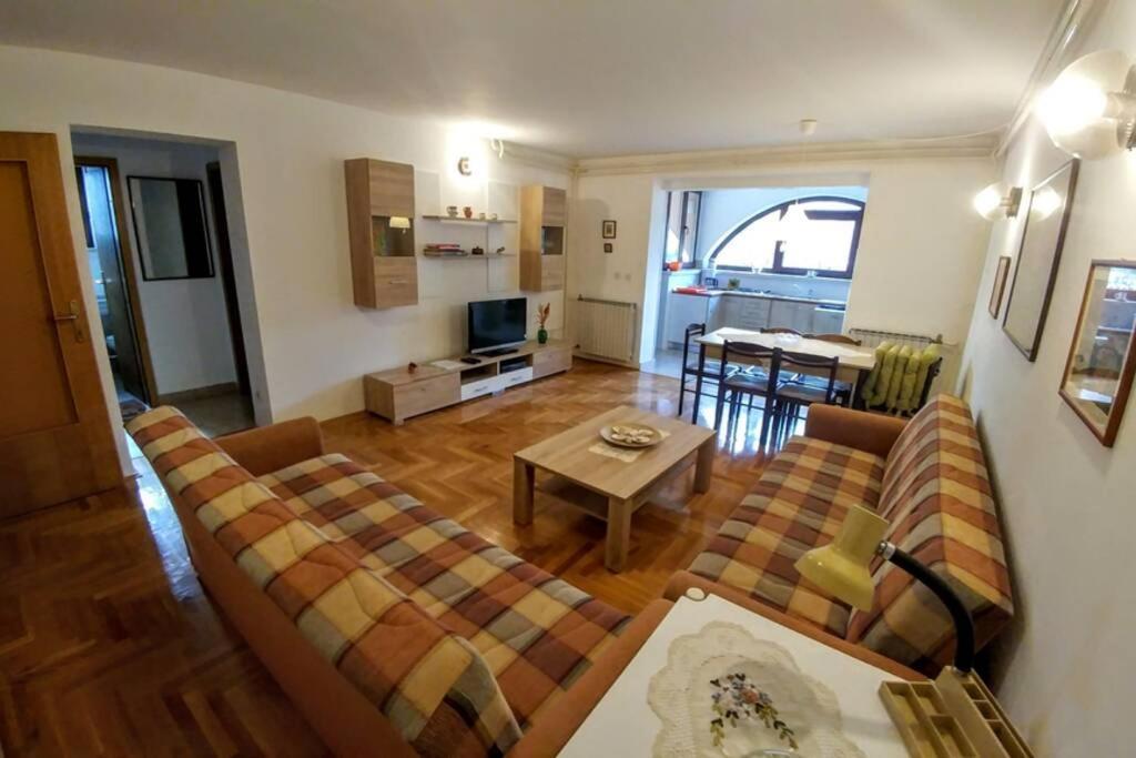 Apartman 100M2, Full Opremljen, Privatni Parking. Πούλα Εξωτερικό φωτογραφία
